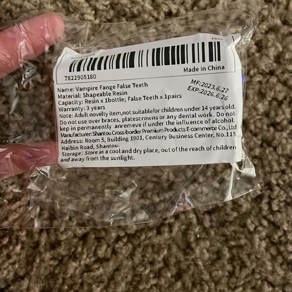 🛍️NIB retractable vampire fangs - Picture 2 of 3